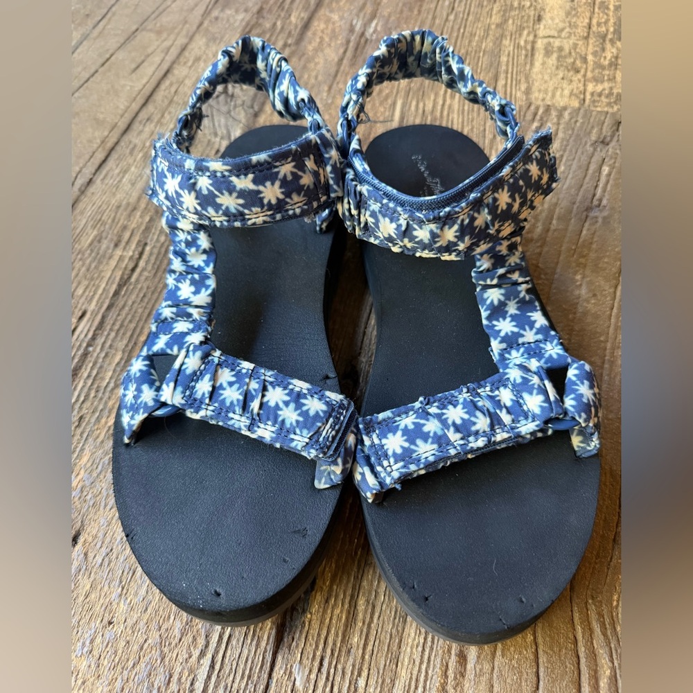 Universal Thread Slip-On Sandals Size 9 - Picture 2 of 6